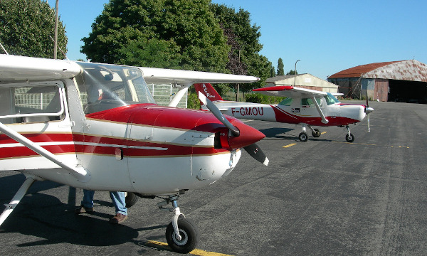Avions Cessna au parking